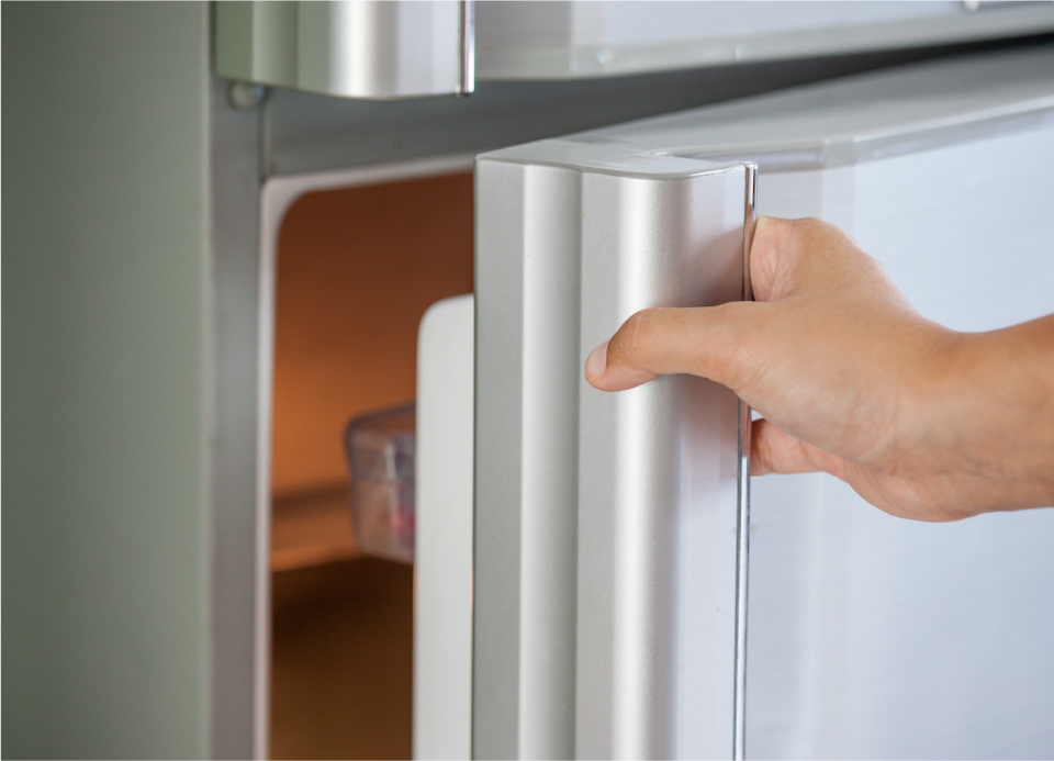 安全衛生委員会の悩みを解決。どうやれば会社の冷蔵庫で賞味期限切れを管理できるか。