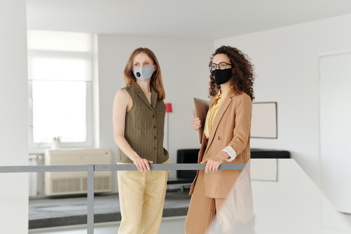 マスクをしている2人の女性の写真