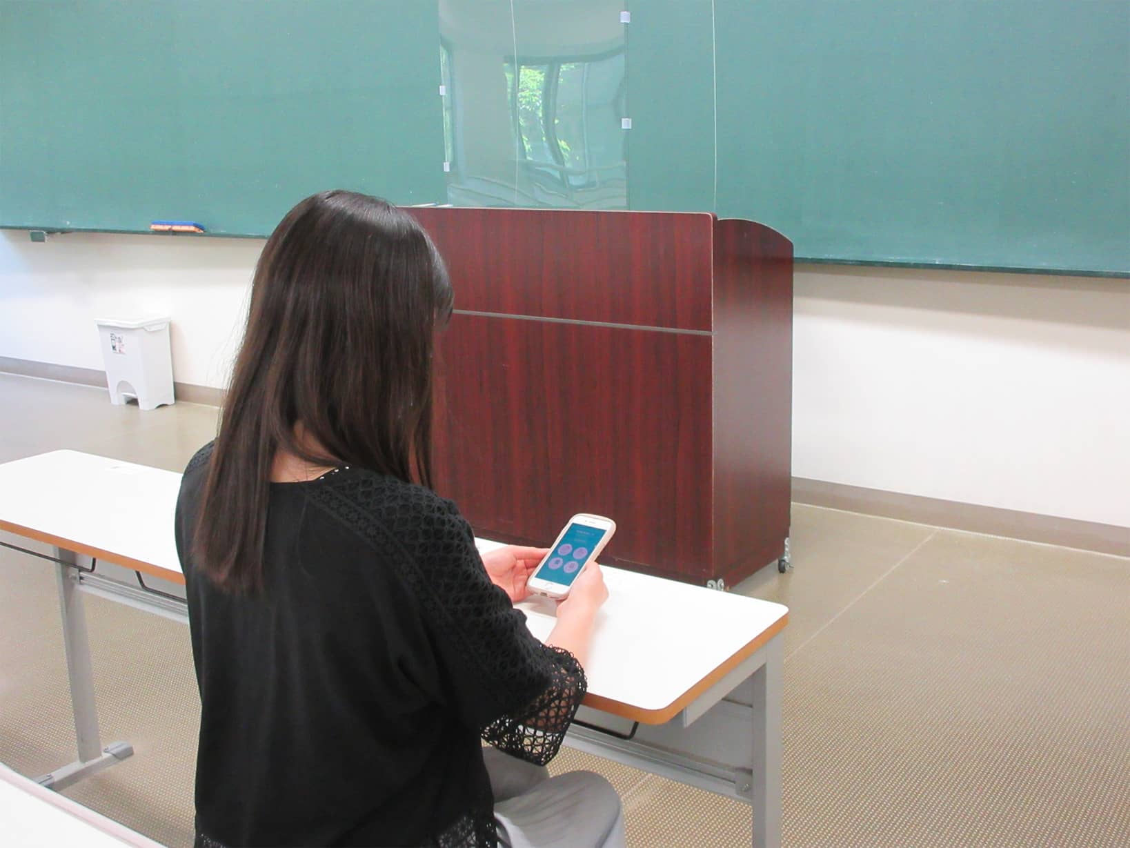Mamoru Bizアプリを利用している学生の写真